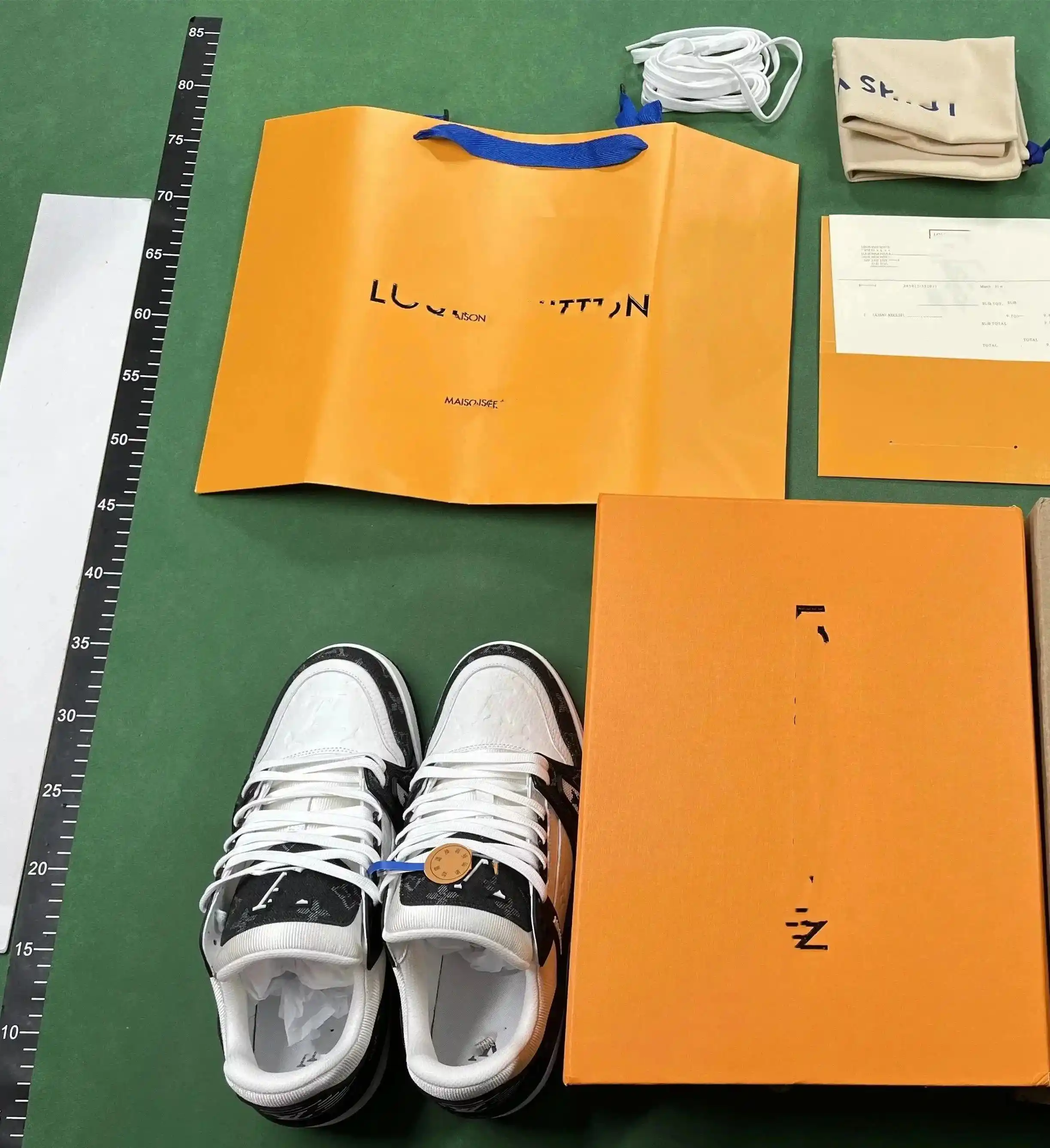 Louis Vuitton B22 Sneakers 1