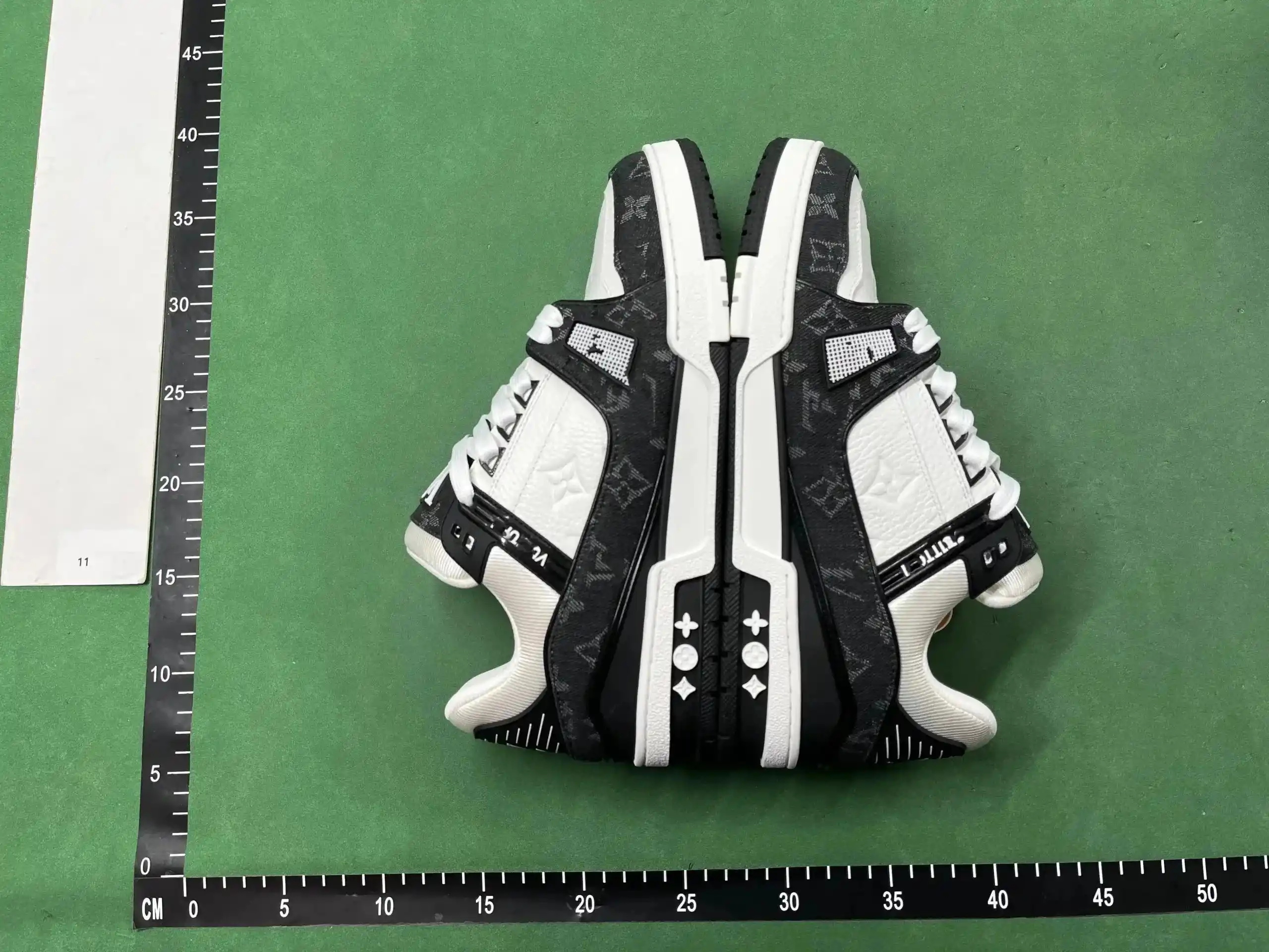 Louis Vuitton B22 Sneakers 2