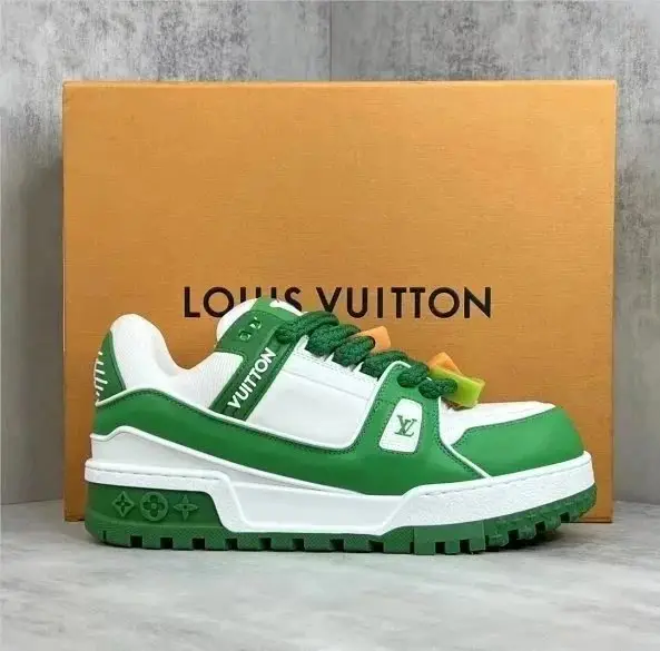 Louis Vuitton B22 Sneakers 2